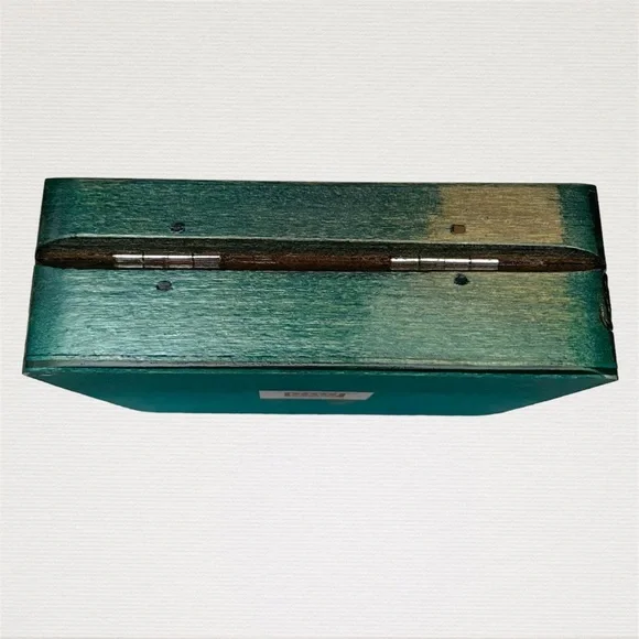 Small Handmade Polish Box with Carved Painted Lacquered Flowers - Picture 7 of 11